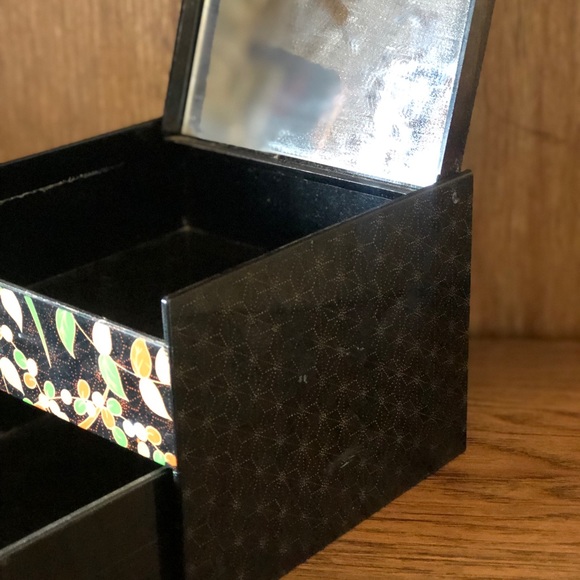 Vintage Floral jewelry Box with mirror - Picture 4 of 4